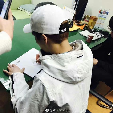 仁昌高中 俊勉:首尔开浦高中 艺兴:湖南师大附中 伯贤:富川中元高中