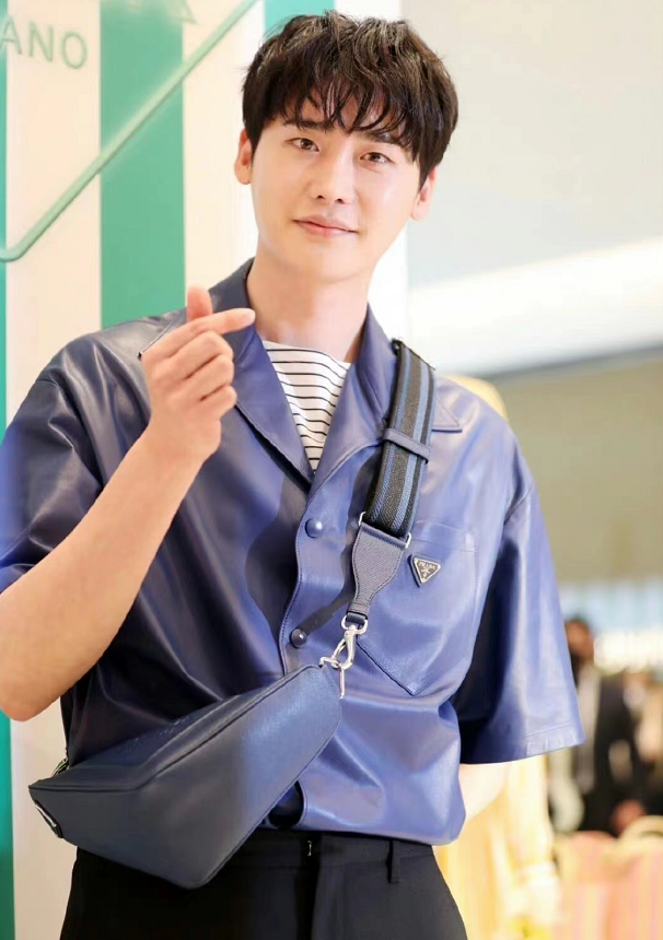 李钟硕高调亮相活动大变样!