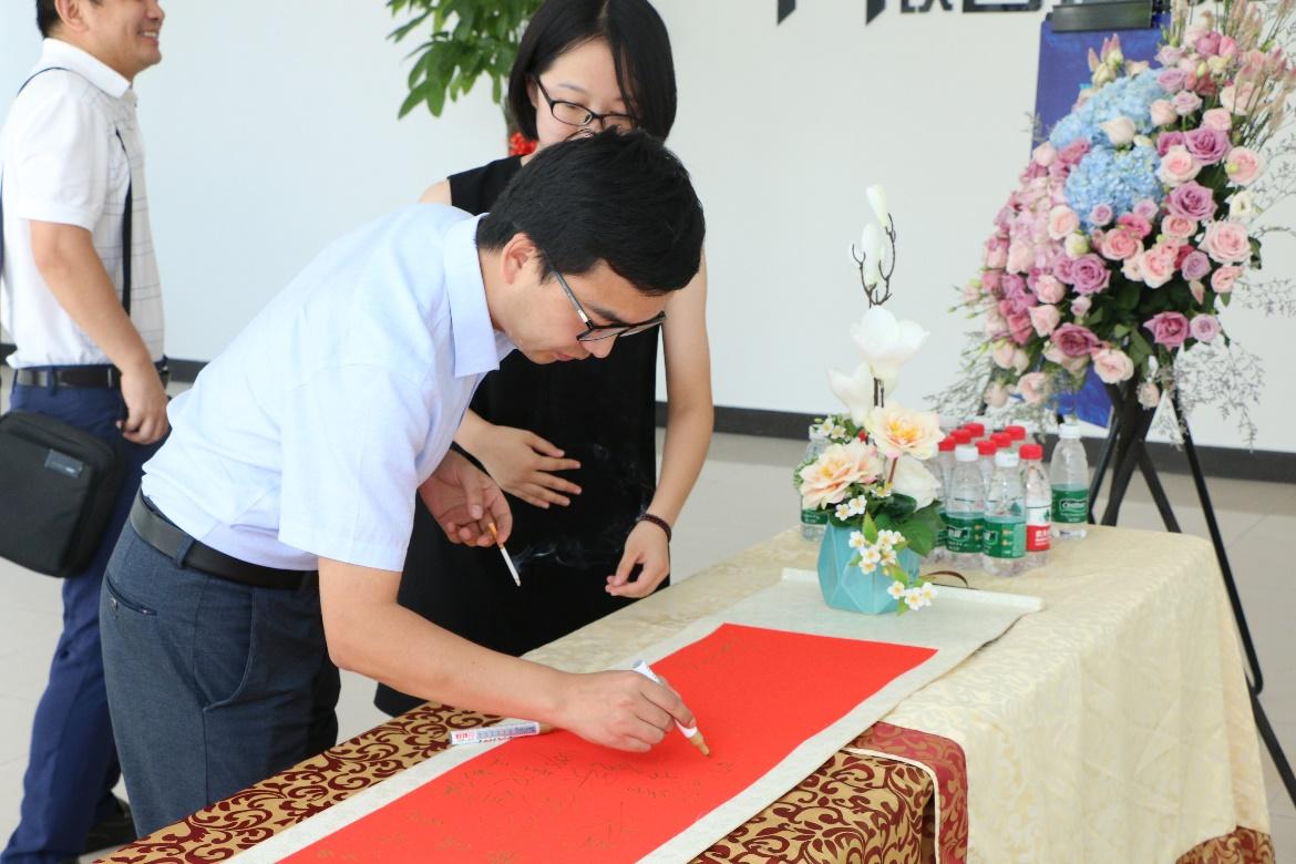 嘉宾签到▲开业庆典签到处8月3日上午,天津齐物科技有限公司叶岍总