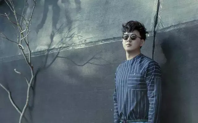 他是盲人艺术家唱着催人泪下的歌