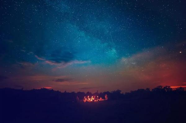 局促的空间里,她成为了一个配音的艺人,她在网上的id是:神隐银月之光
