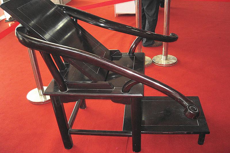 美人椅(春椅) 多见于《金瓶梅》《玉蒲团》等话本插图