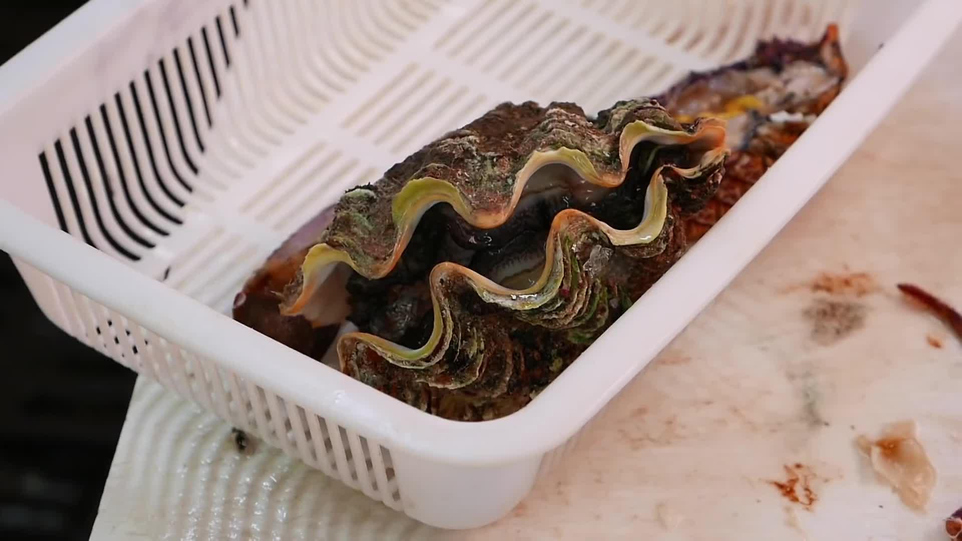 日本路边小吃600美元巨大彩虹龙虾生鱼片冲绳海鲜