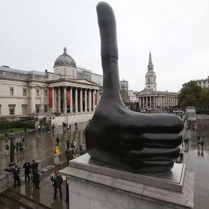 的,从想法到草稿,这只竖着超长大拇指的手的设计稿大约只用了一个下午