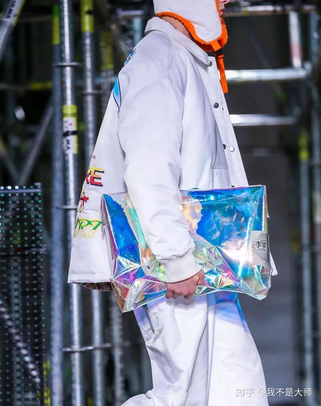 李宁新一季巴黎男装秀请来成龙穿潮服t台走秀功夫系列再次点燃国潮