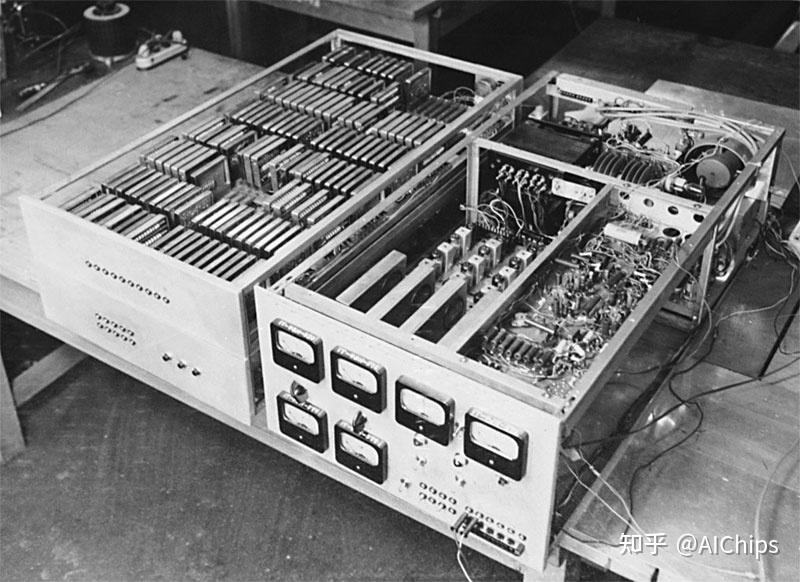 1953:第一台晶体管计算机出现在哪里?