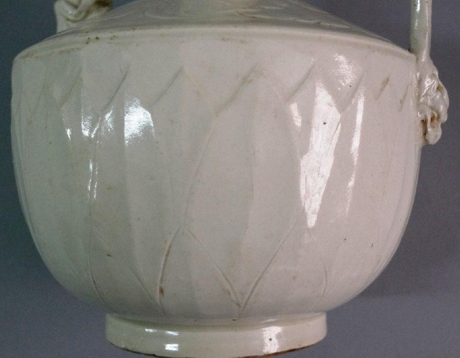 北宋定窑白釉刻划花卉纹执壶