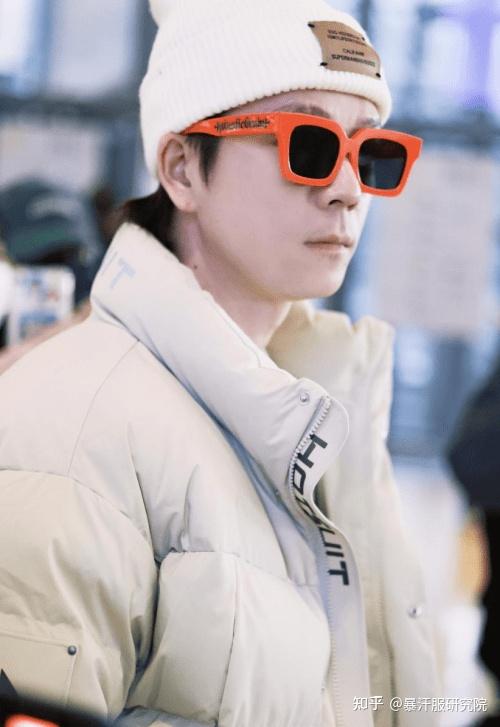 王栎鑫私服穿搭look身着hotsuit后秀面包服现身机场潮酷有范