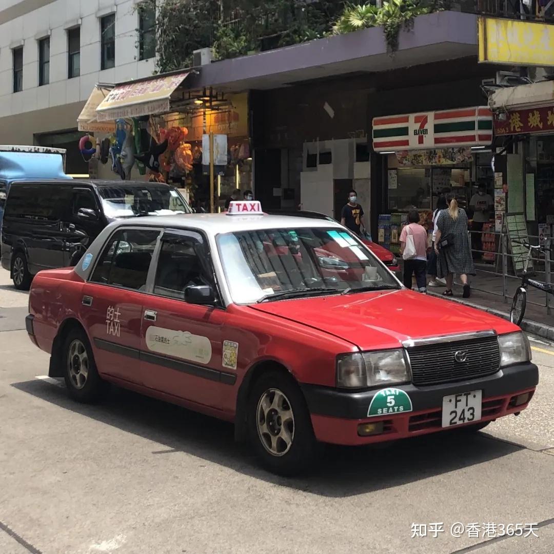 根據香港旅遊發展局規定,香港的計程車有三種顏色:綠色,藍色和紅色.