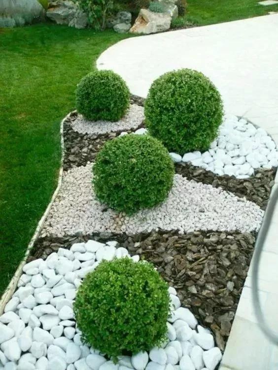 庭院中的小石头景观