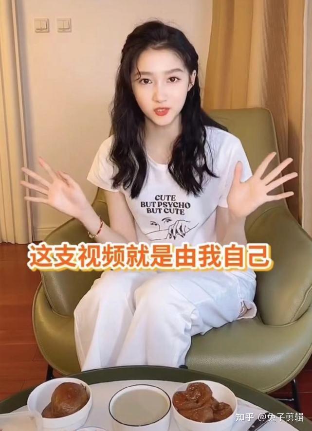 网爆关晓彤怼粉后亲自剪辑干饭视频手戴红色转运绳出镜