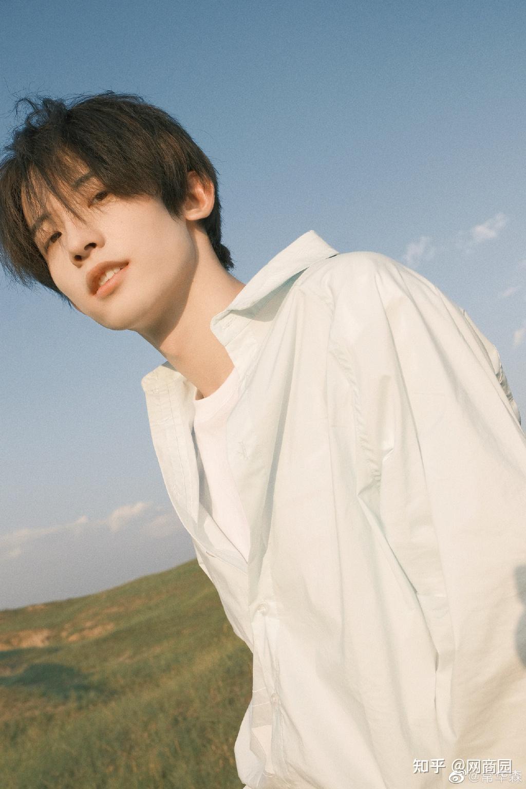 常华森新捕捉的一枚帅哥这颜值这穿搭送你夏日最后一份清凉