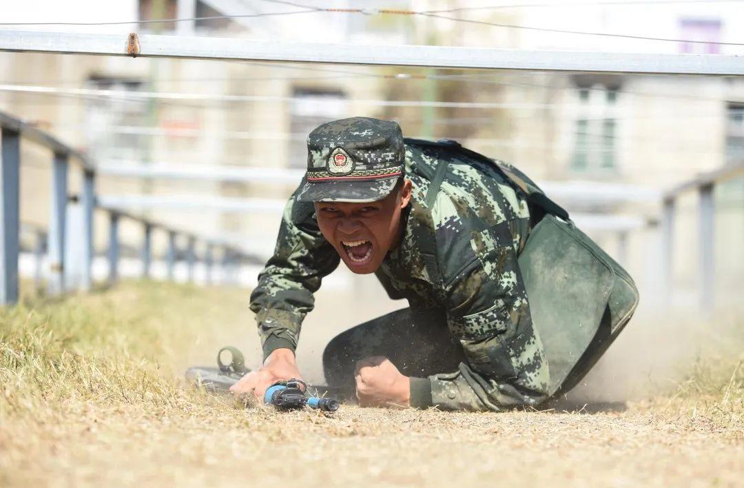 练兵图报国,男儿正当时训练场上杀声震天虎虎生威匍匐前进,比拼战术