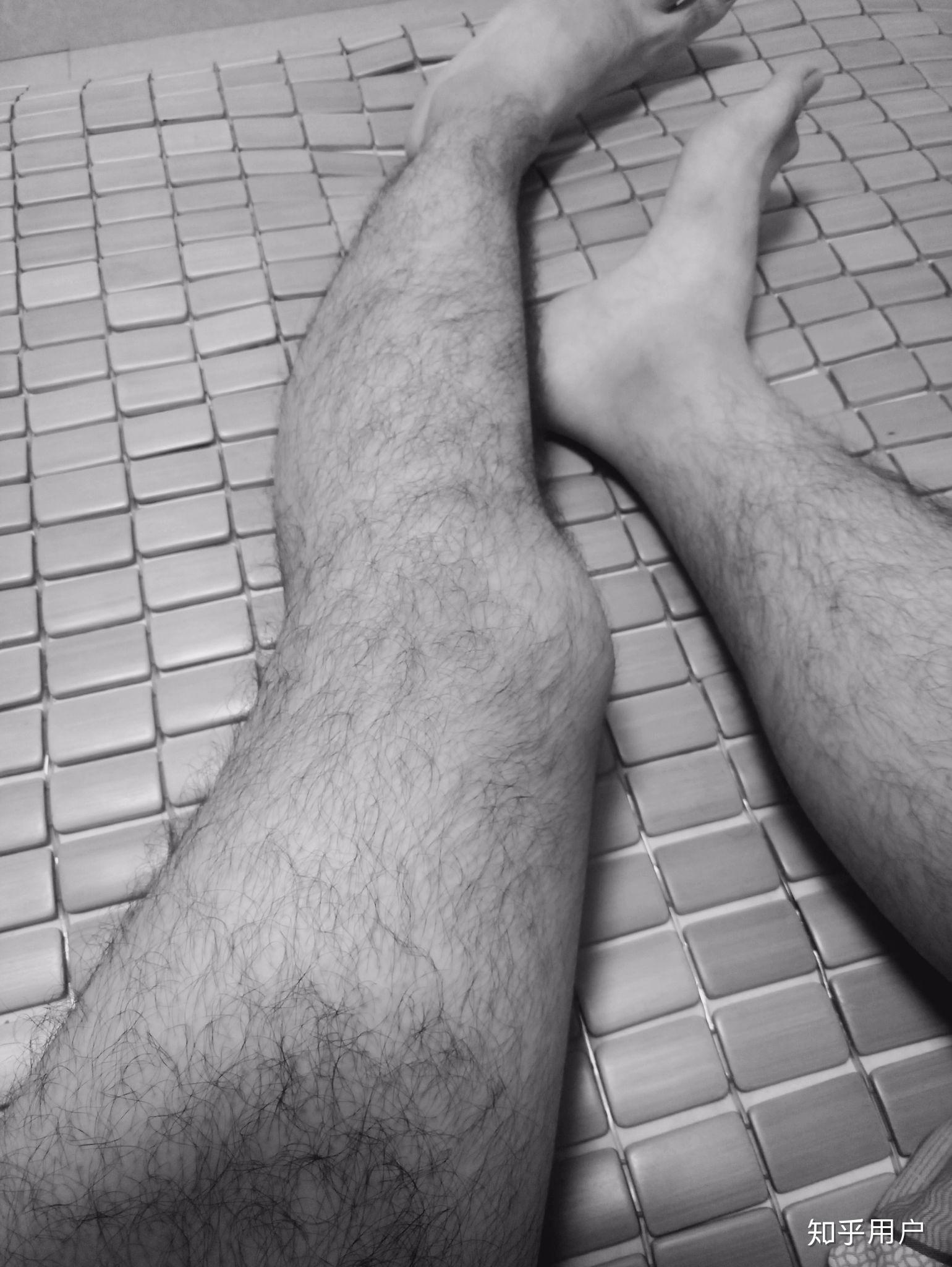 男人腿毛浓密图片