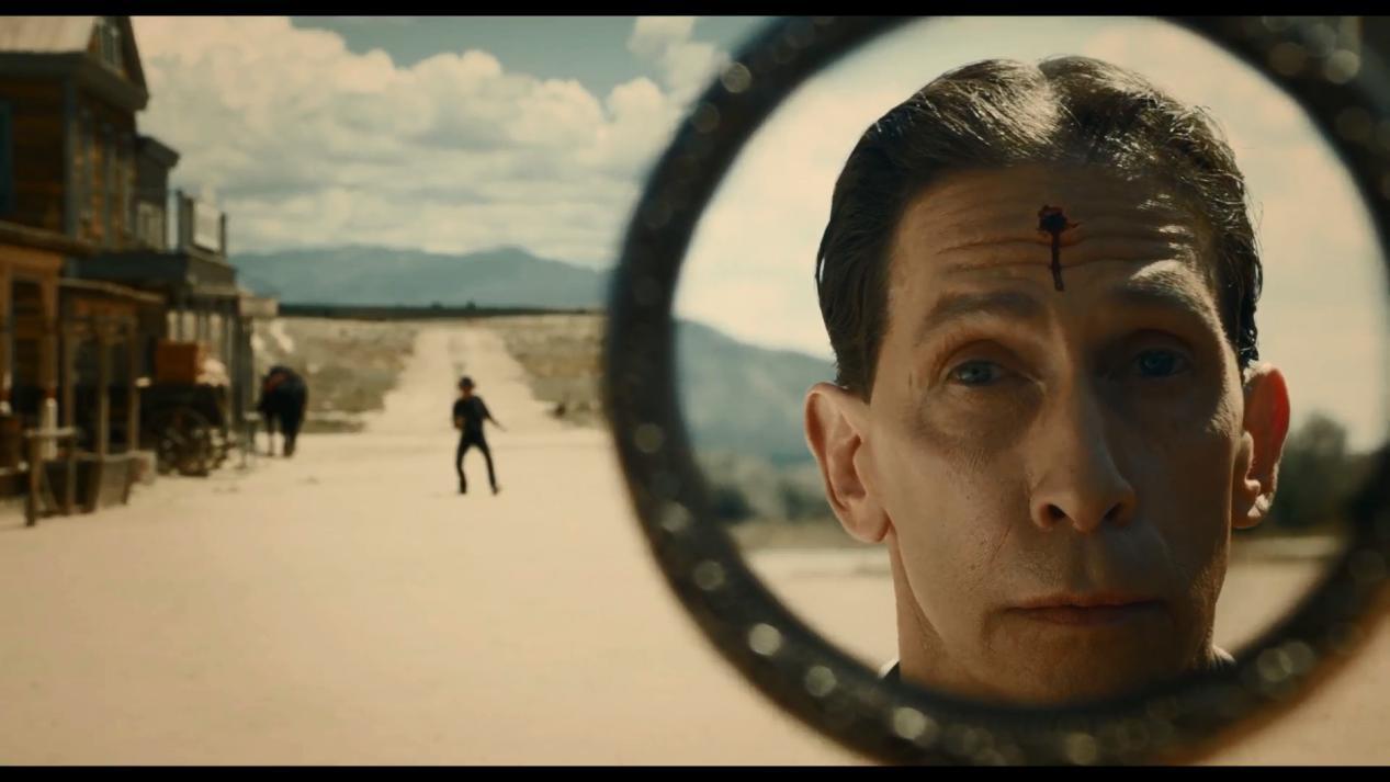 故事背景选在西部实在是太适合表现他们一贯的荒诞无稽的,带有黑色