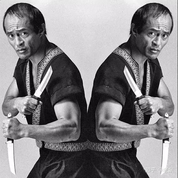 下面这张图片上的人物是截拳道的伊鲁山度大师,手持的是三美武士.