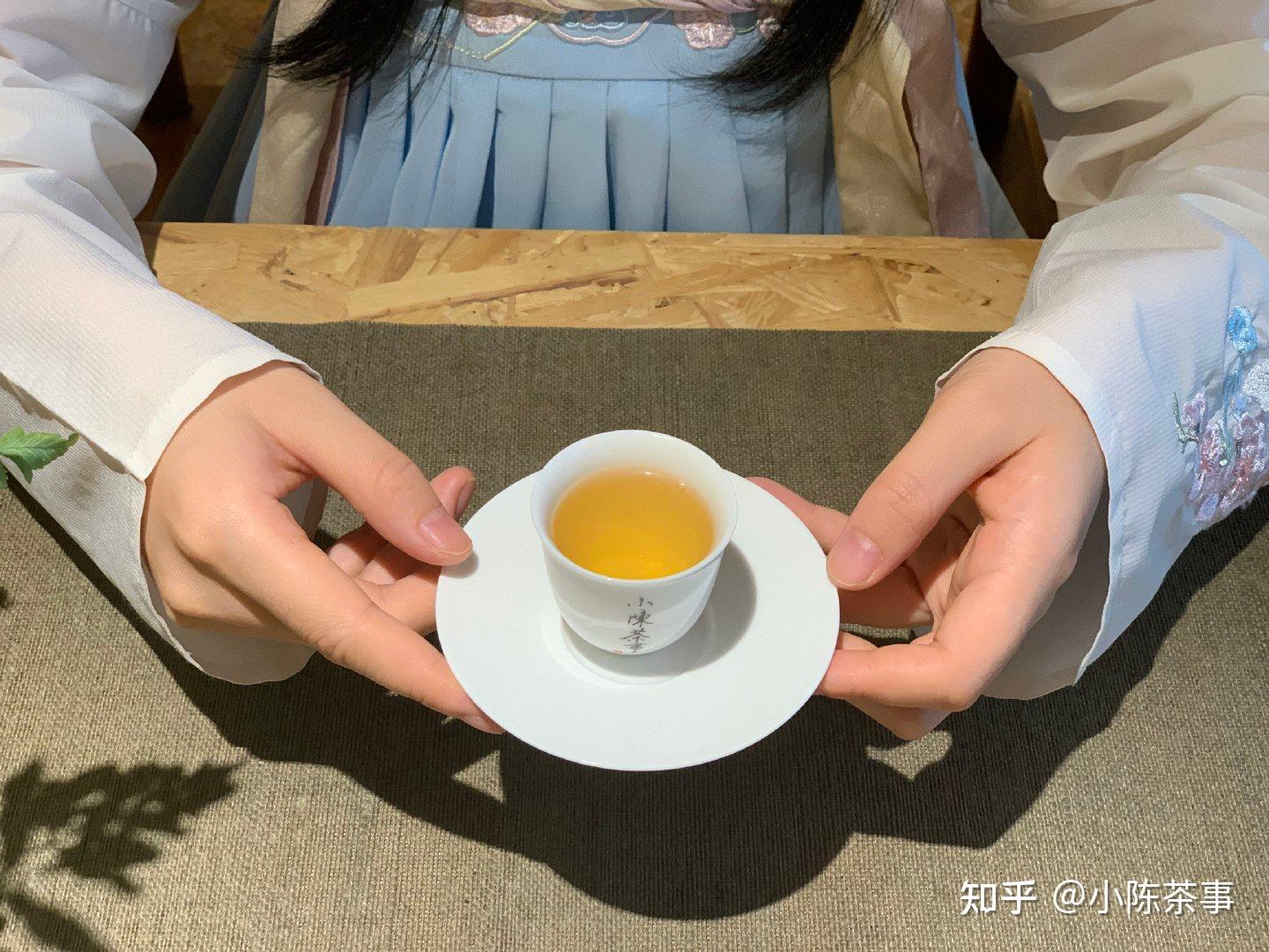 在斟茶的时候,茶汤要顺着品茗杯的杯子内壁倾倒,而不是将公道杯的杯嘴