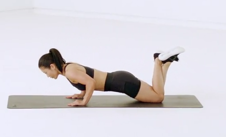 身体呈俯卧位,双手于肩部两侧,掌心向下,全身放松.