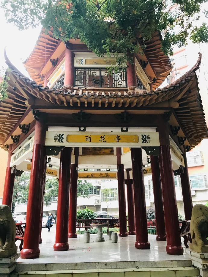 雨花区原名叫长沙市郊区,1996年因为雨花亭古地名而更名叫雨花区,雨花