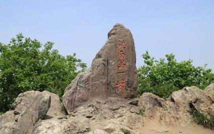 因山有两峰,并排矗立,酷似马的两个耳朵,因此得名,距离沈阳市区28公里