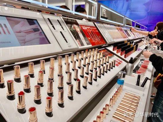 整个门店共设有四列超长试妆吧台,每列吧台都陈列了眼影,口红,粉底液