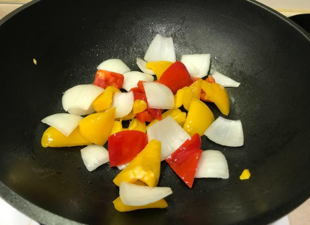 把甜椒丁和洋葱丁倒入翻炒,利用锅中的底油,- 7 -捣成鱼蓉.