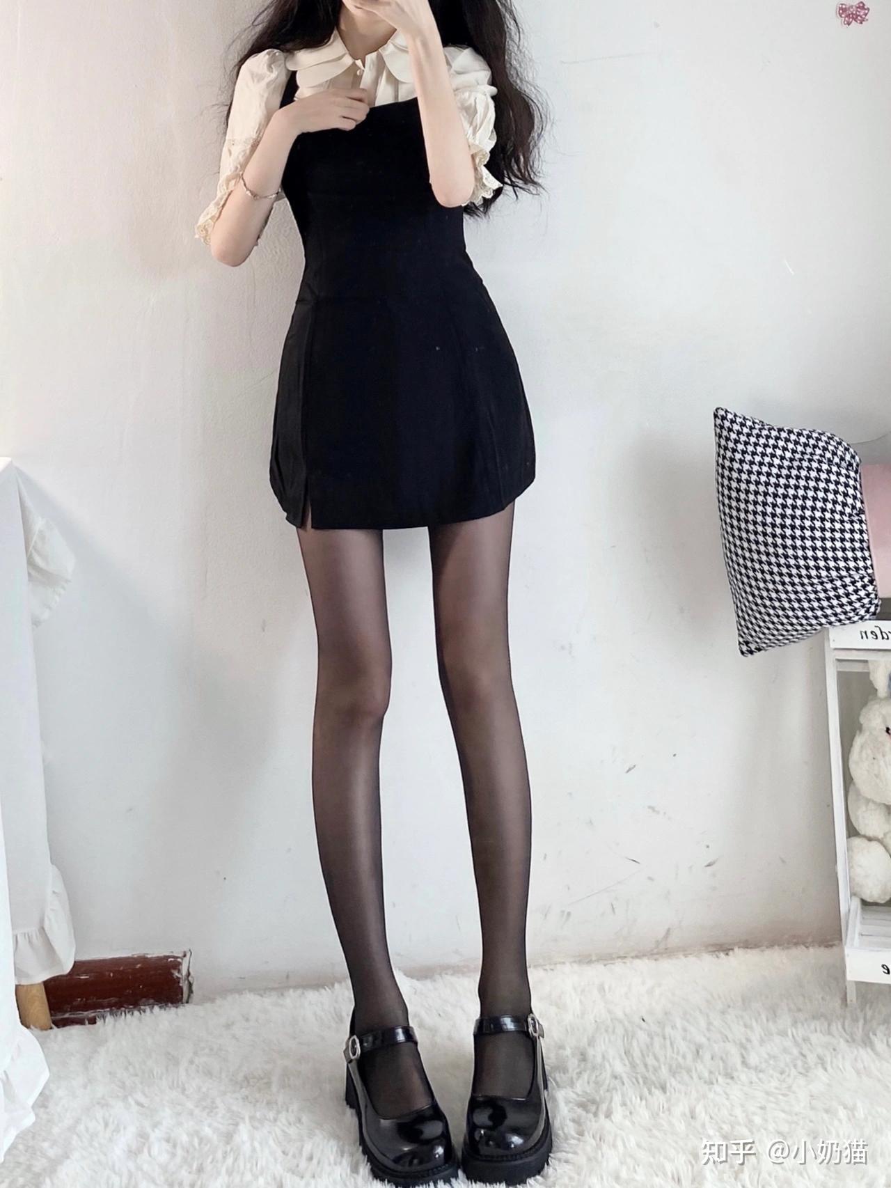 还有鞋子的选择,我个人是没有试过丝袜凉鞋或者丝袜鱼嘴鞋的搭配啦