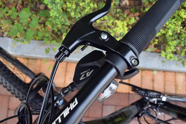 头管碗组使用的是知名自行车零件厂商——台湾志庆neco出品的碗组.