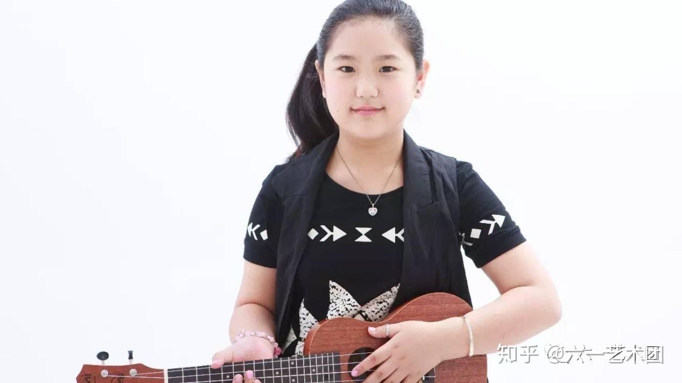 表演老师杜鹃评语:张若汶是个大方懂事聪明伶俐的女孩子,感受力