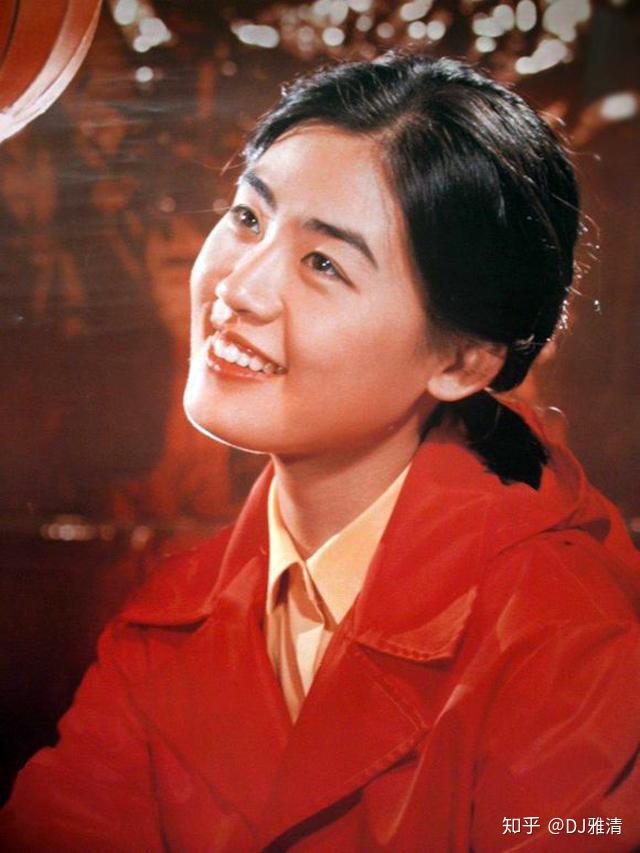 而在电影《牧马人》中,陈肖依扮演的宋蕉英也拿着丛珊的照片说"真像