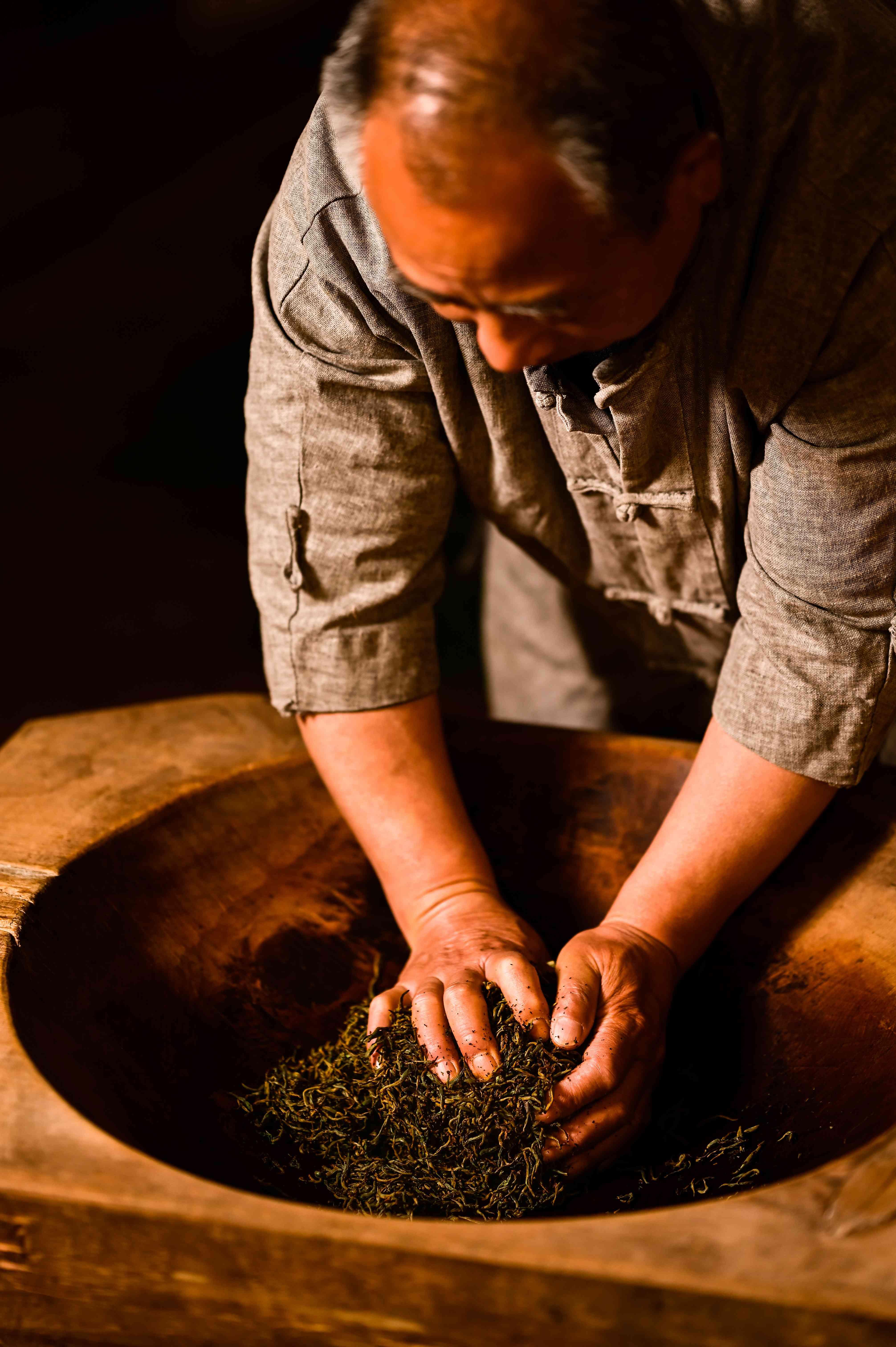 相比半发酵的乌龙茶摇晃碰撞,红茶的发酵力度要更大一点,因此要"揉捻"