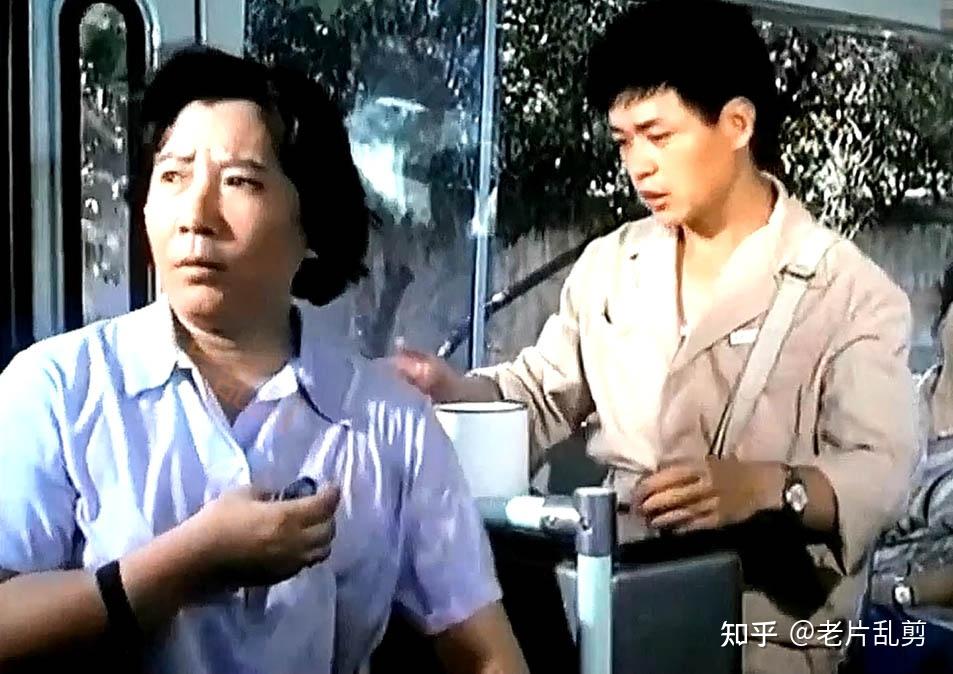 1980年出演由郭振清主演的《排球之花》扮演女导演.