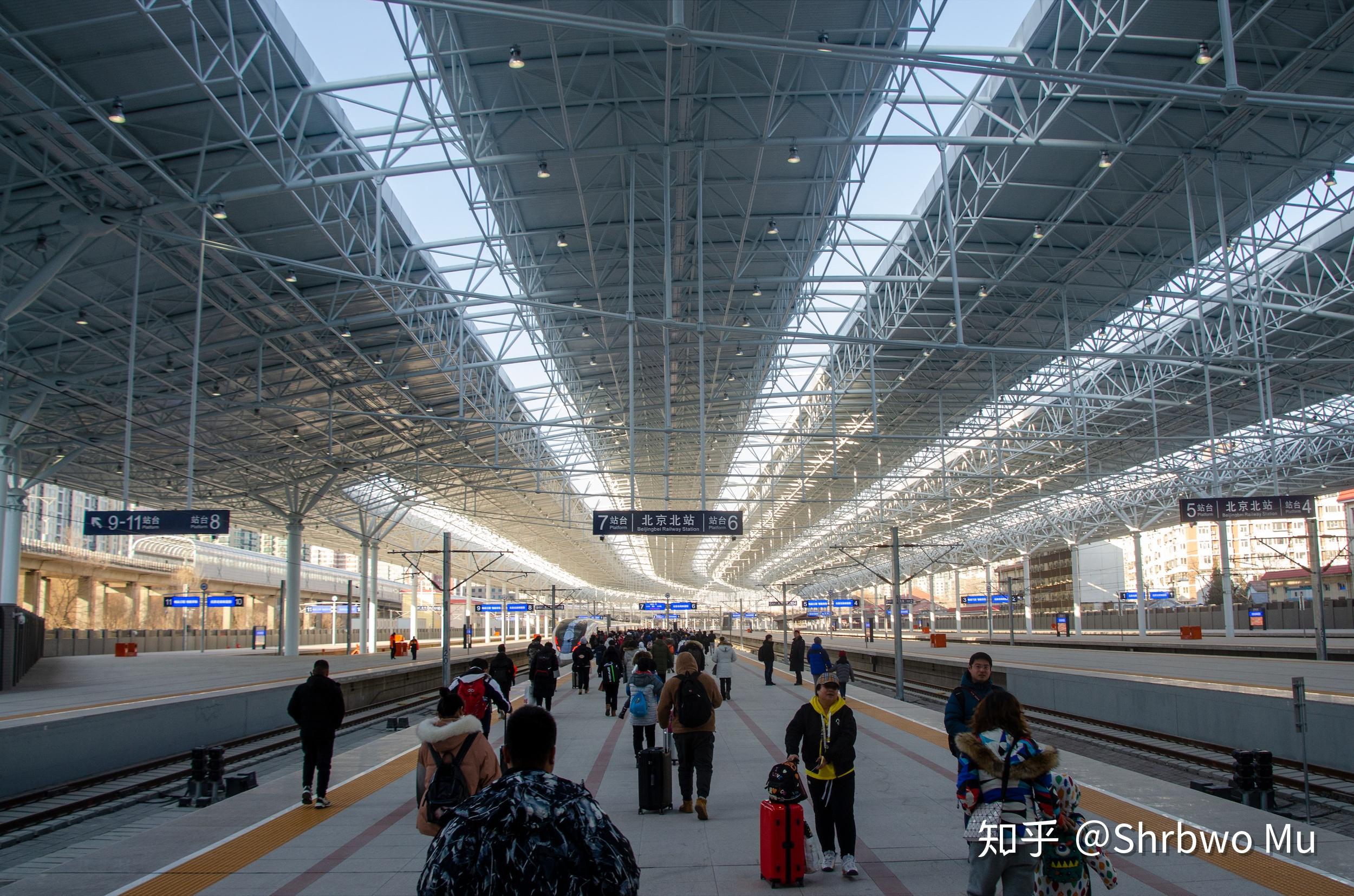 在站台最靠近旅客进出站口的地方的电显屏写的是北京北站欢迎您和精品