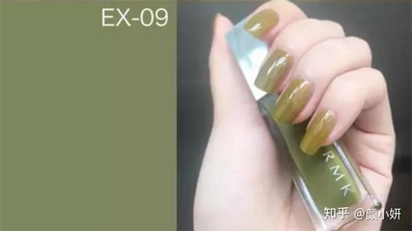 手黑的话涂什么指甲油会比较好看 知乎 颜小妍 19 05 07 要显白 颜色搭配实际上就是视觉欺骗 1 对于偏黄偏黑的肤色来说 是不适合太纯饱和度太高的颜色的 2 除了颜色 质地也是选甲油的关键 果冻感的甲油虽然要涂很多遍 但看起来清透水润 更