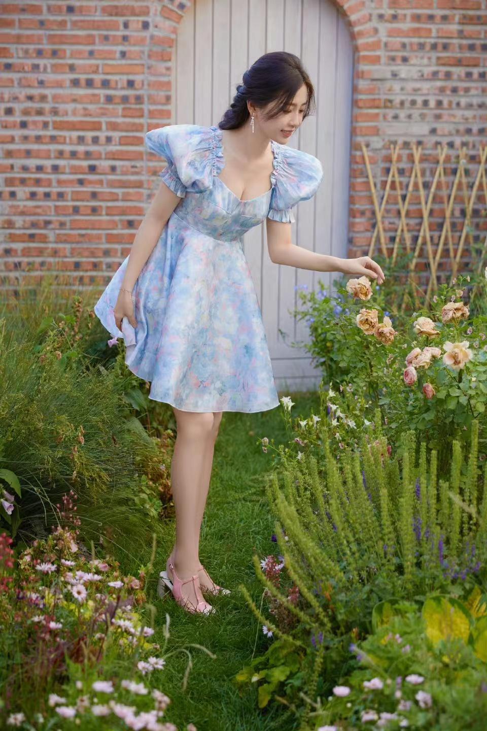 虞书欣穿蓝色泡泡袖印花连衣裙高级知性简约大方又洋气