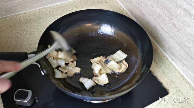 炒什么菜不能加水 v2-b3c471bfb4d9af06be97c6b2d6d7b955_r.jpg