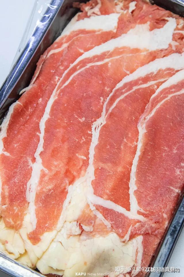 肥胼,就是牛腹部夹层肉,肥油比例比瘦肉高一些,能够感受到油脂的香气.