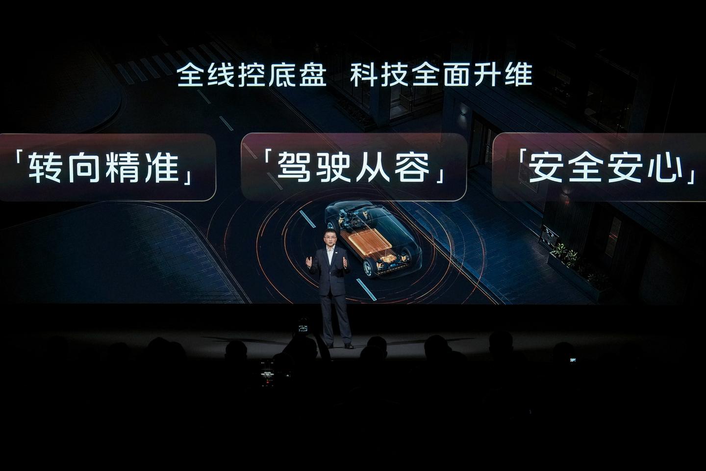 6、全线控数字底盘以科技全面升维豪华驾控体验