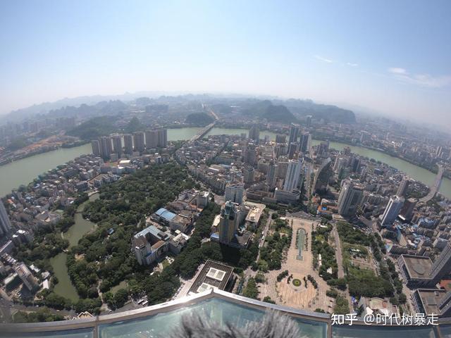 一覽柳州的藍天碧水青山整個城市盡收眼底雲頂觀光位於柳州地王第76層