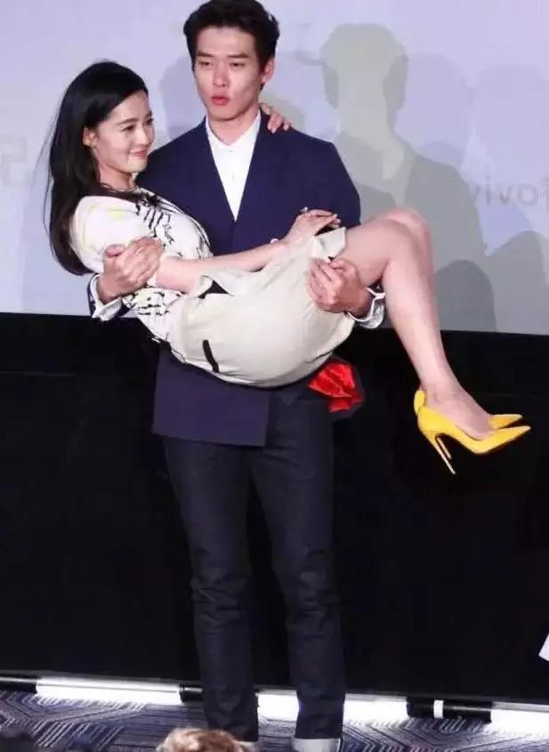 影视剧中演员在表演公主抱时看上去都很轻松甚至男主可以抱着女主跑