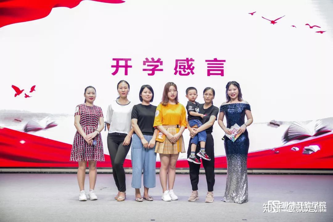 李秋琼同学泪洒现场,与主持人拥抱"我是一位妈妈,二十四年前我的