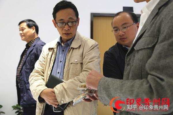 贵阳国家高新区重大项目办主任周若平一行到贵阳摩米创新工场调研