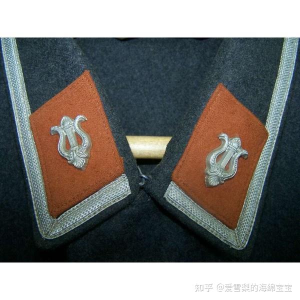 德国空军有两个兵种领章用的不一样,一个是行政人员,另一个就是机械师