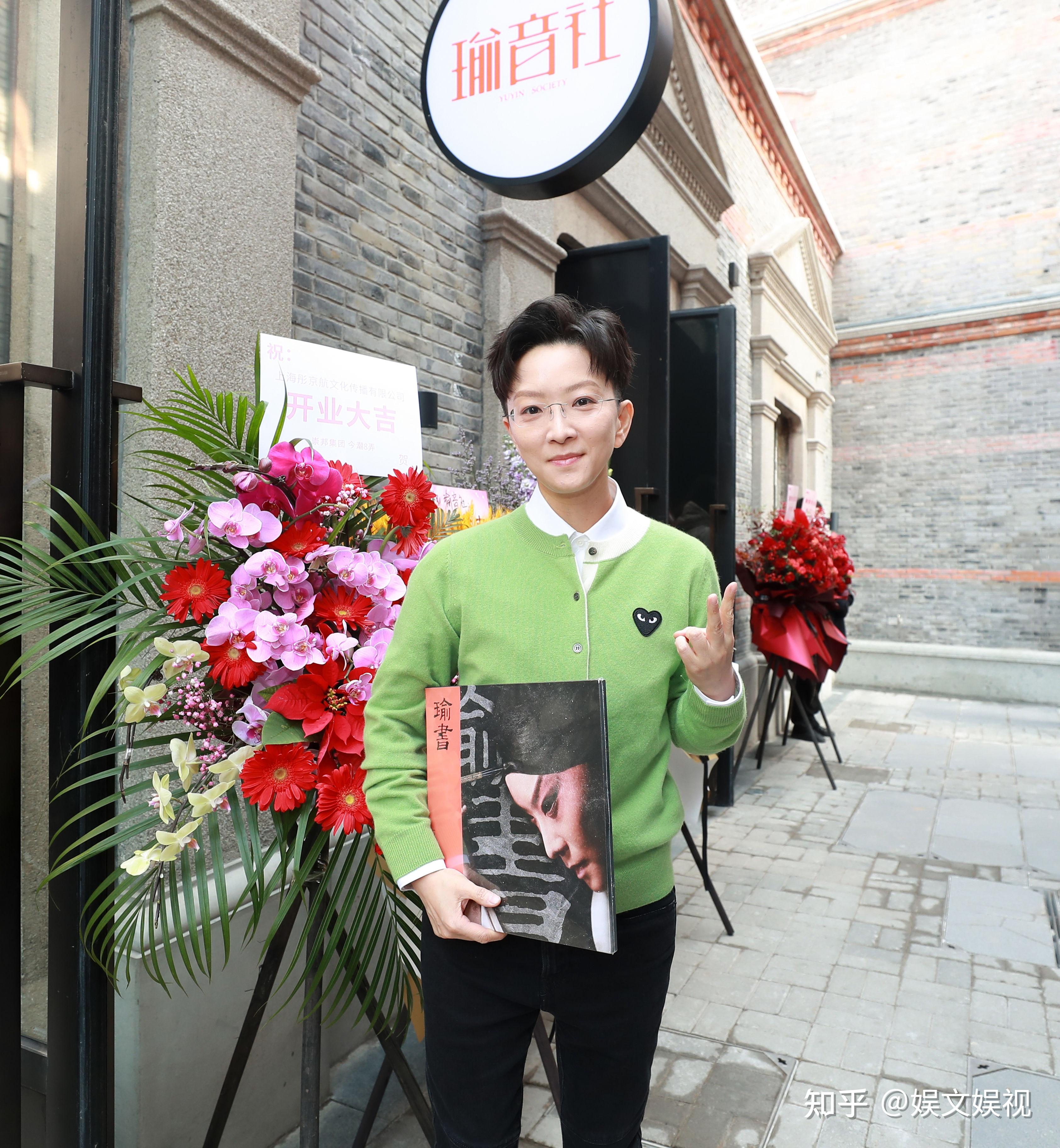 84岁"勇奇娘"王梦云最新近照,得意门生王珮瑜大年初五拜访恩师