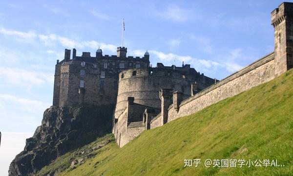 要想参观城堡需要穿过花园爬上黝黑的城堡岩,这个高大的岩石正是城堡
