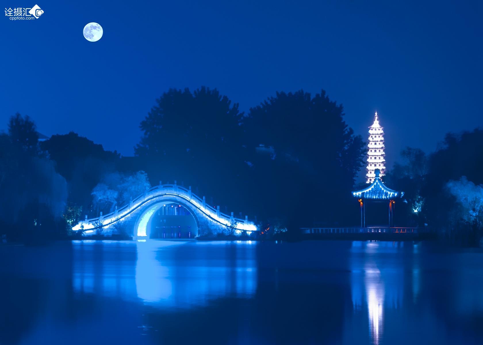 举杯邀明月,对影成三人.花间一壶酒,独酌无相亲.