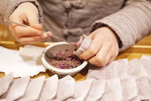 古法做的香包收藏二十四节气的草木香