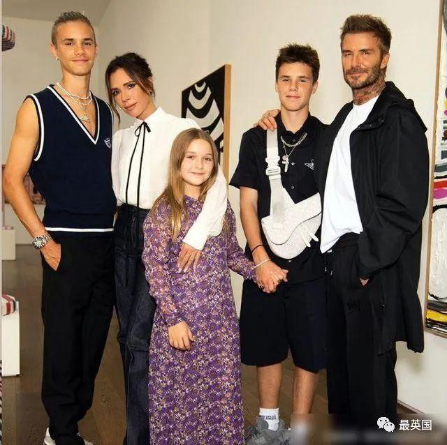 小七被贝克汉姆当街熊抱12岁身高已直逼贝嫂被全家团宠被爹亲昵惹争议