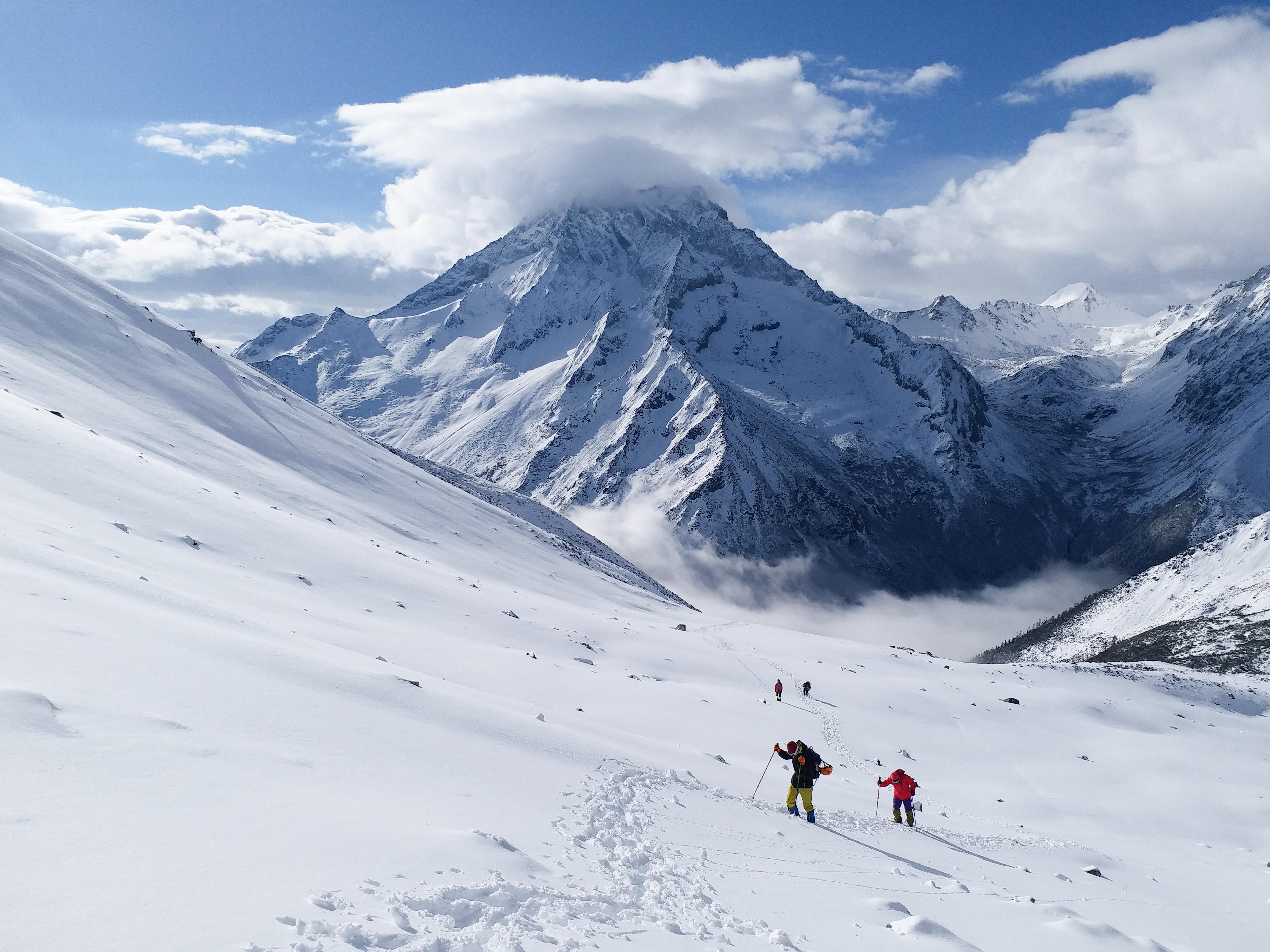 春天的雪山