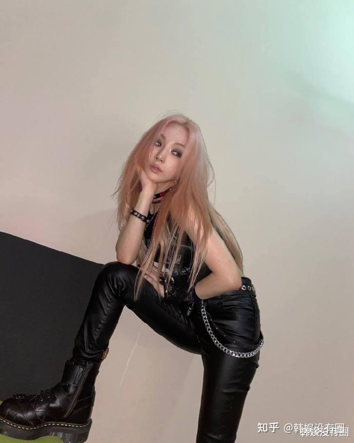 魅惑又性感少女时代金泰妍晒烟熏妆造型还露腰了